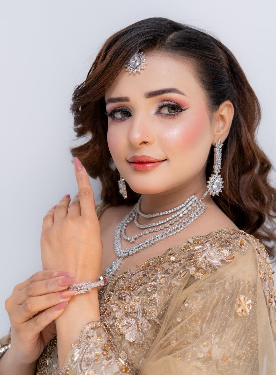 Decent Beauty Lounge hairstyling details