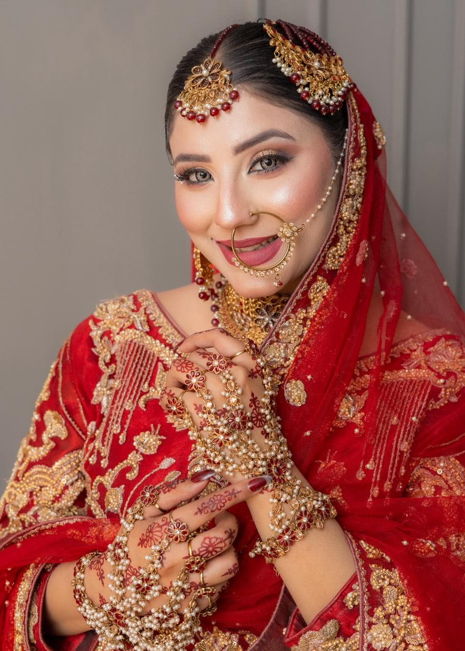 Decent Beauty Lounge glam makeup service