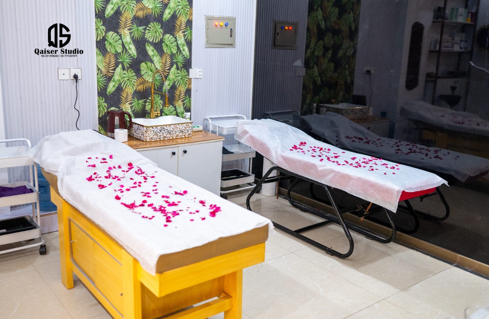 Decent Beauty Lounge styling counters